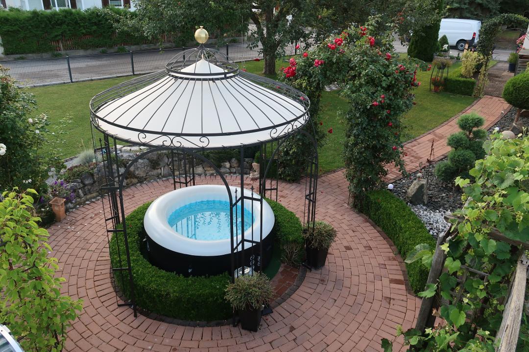 Gazebo ELEO Milano, con verniciatura a polvere, usato come copertura per piscina in giardino